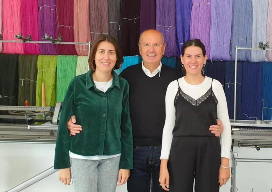 Claudio Lunardi tra le figlie Olivia e Vittoria: sono i titolari della Lube e hanno deciso di dare un "bonus" speciale ai dipendenti