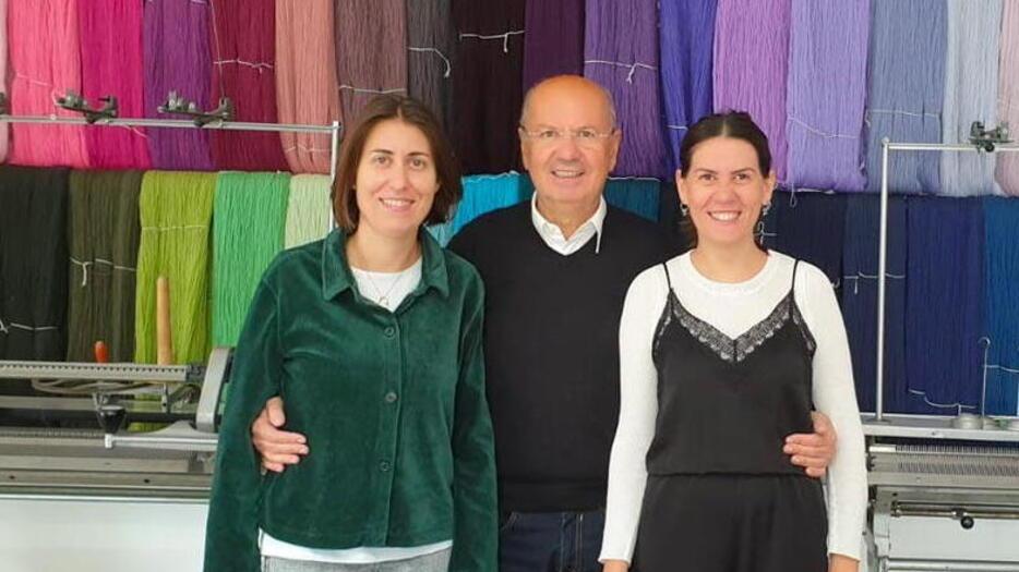 Claudio Lunardi tra le figlie Olivia e Vittoria: sono i titolari della Lube e hanno deciso di dare un "bonus" speciale ai dipendenti