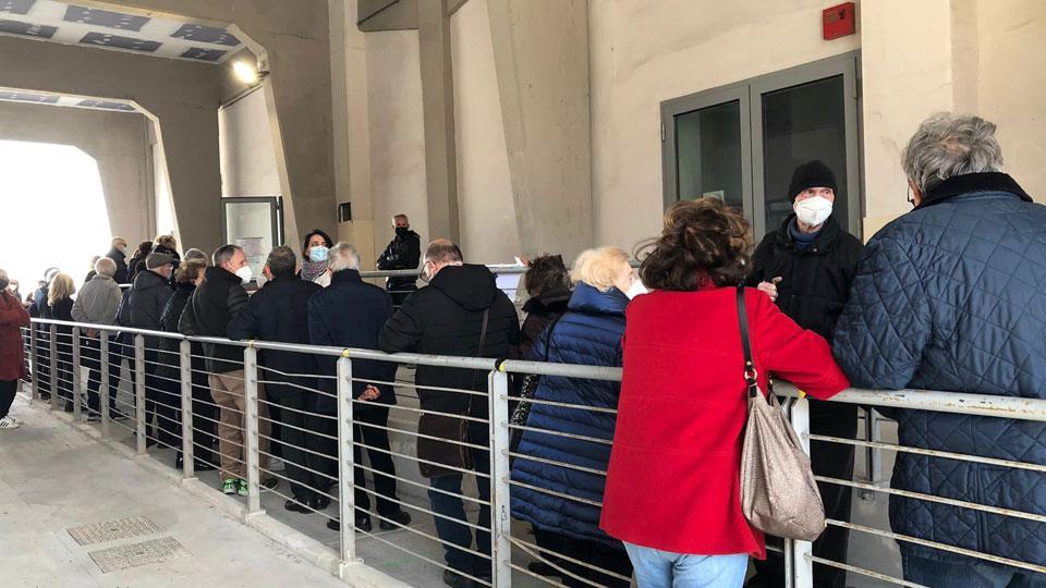 Cittadini in coda all’ingresso del Centro Covid Pegaso in via Galcianese