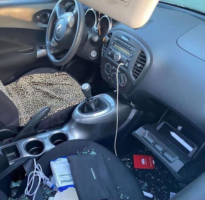 L’interno di una delle auto prese di mira dai ladri. L'episodio è avvenuto alla stazione di Massa