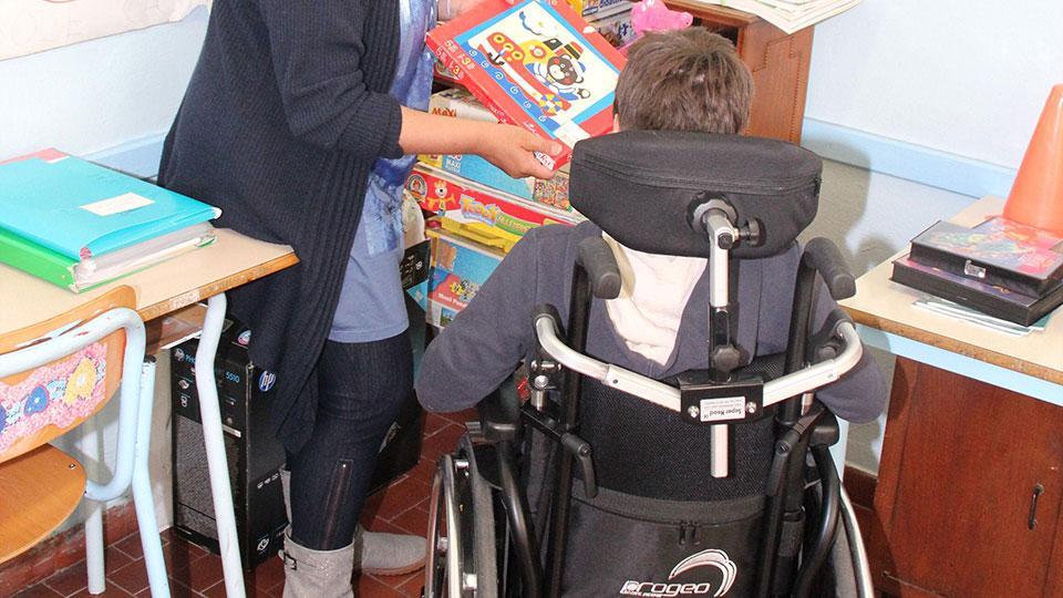 In Lunigiana c'è un bambino che aspetta una sedia a rotelle per potersi muovere: una storia di burocrazia e sofferenza