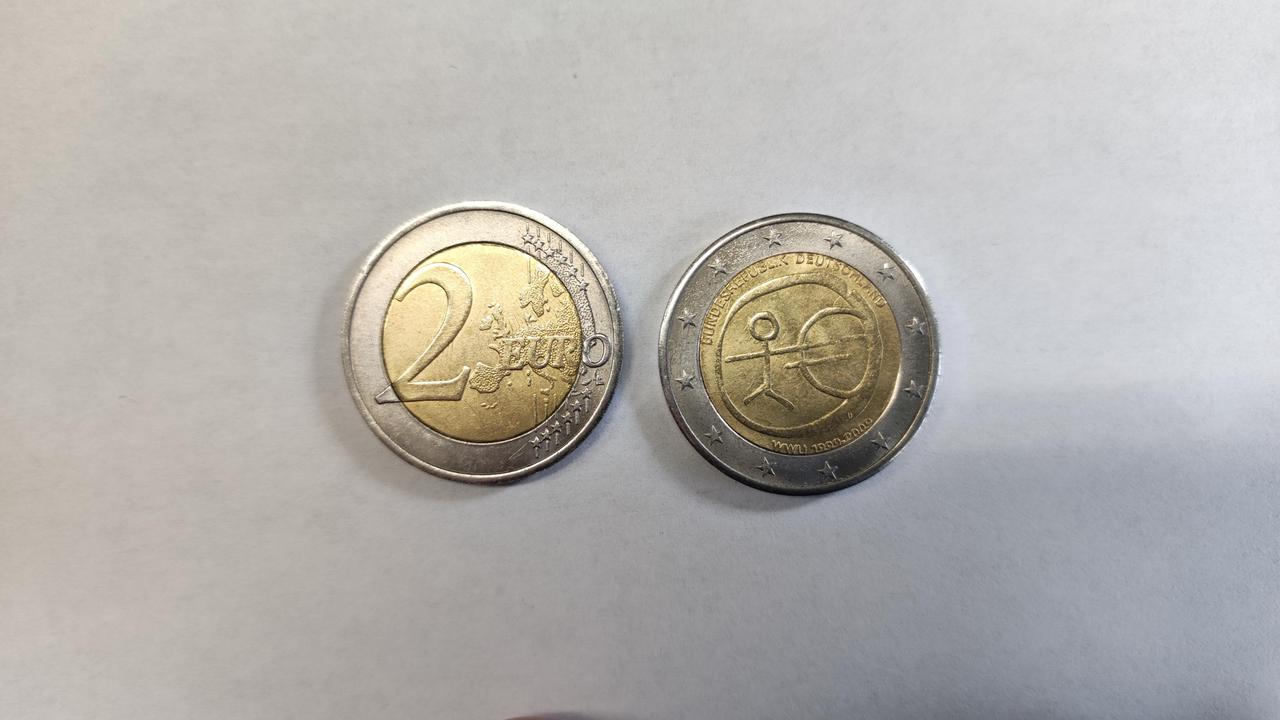 Due monete da due euro false