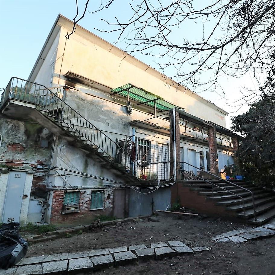 Uno degli alloggi sgomberati all'ex campo profughi in queste ore (Foto Matelli/Cuffaro)