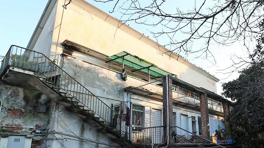 Uno degli alloggi sgomberati all'ex campo profughi in queste ore (Foto Matelli/Cuffaro)