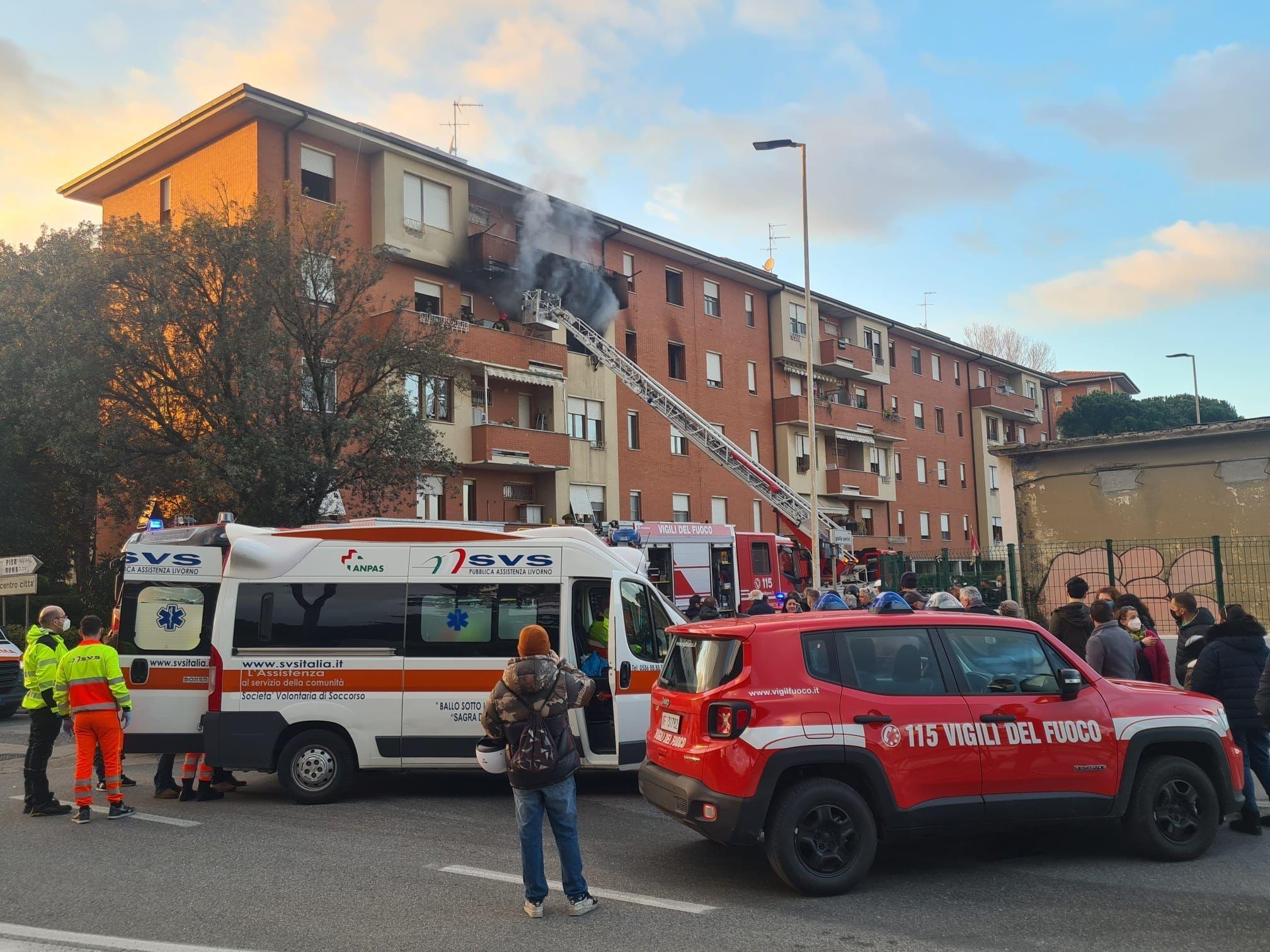 Livorno, incendio in un appartamento di via Perini: quattro intossicati e quattro famiglie evacuate  