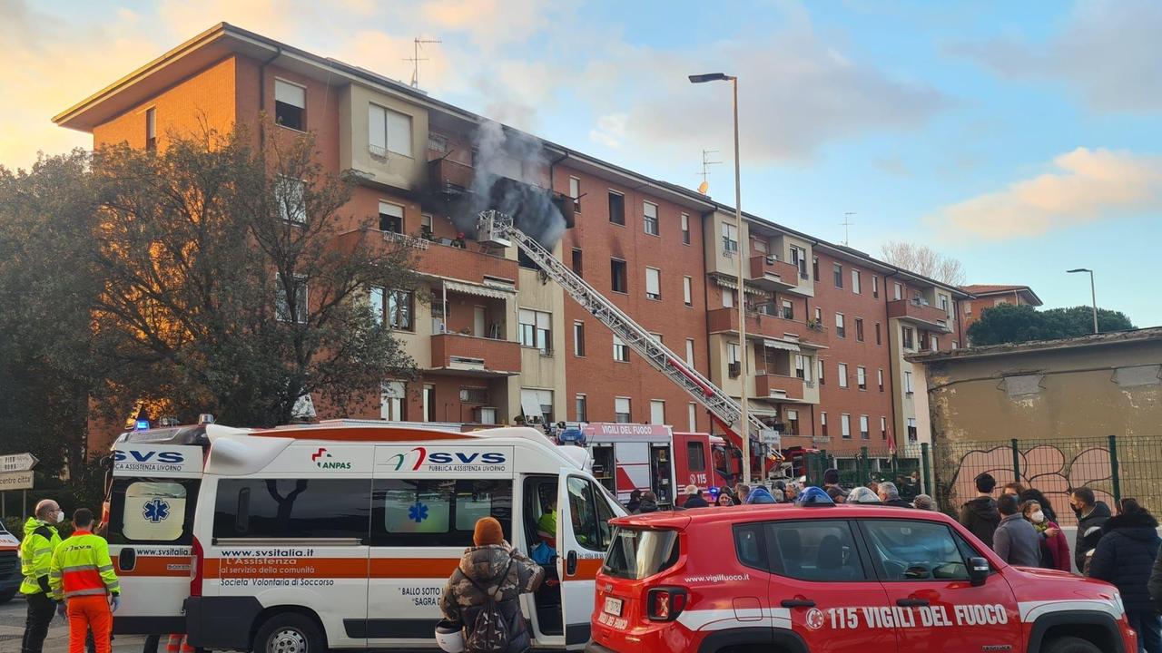 Livorno, incendio in un appartamento di via Perini: quattro intossicati e quattro famiglie evacuate