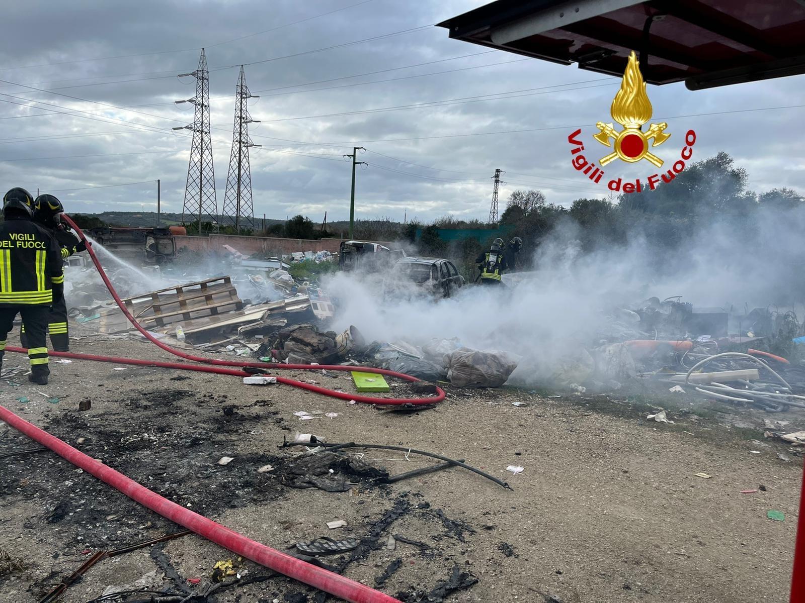 Sassari, incendio al campo nomadi di Piandanna