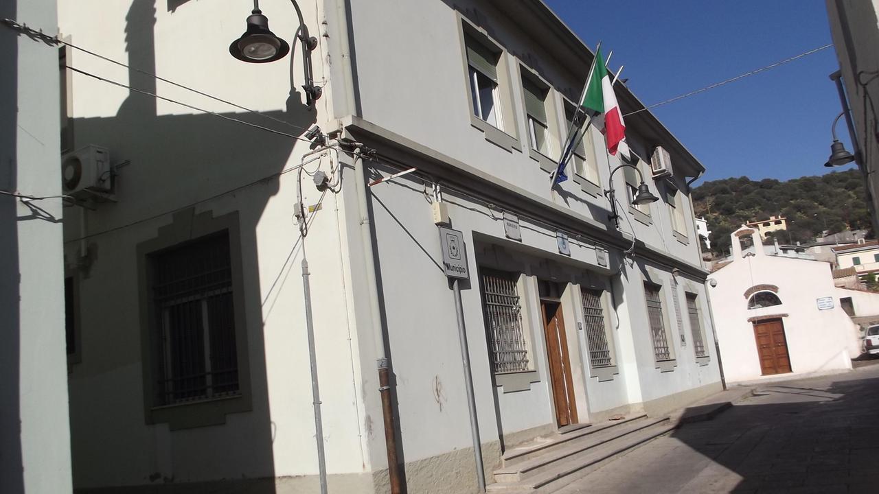 Covid, Onifai: salgono i positivi, uffici pubblici chiusi e divieto di cene e spuntini