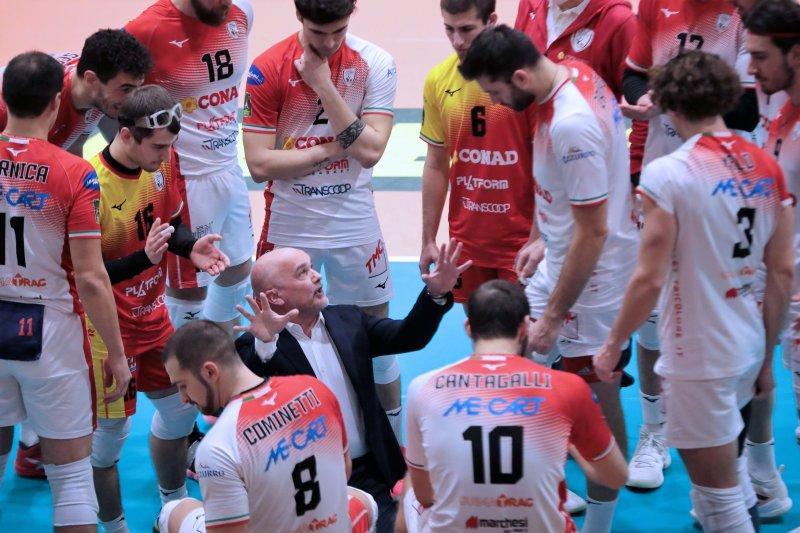 La Conad durante un time out del match contro Bergamo