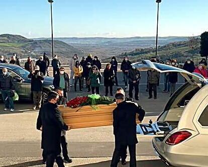 «Una vita in salita finita in tragedia» L’ultimo saluto a Paolo della sua Casoli 