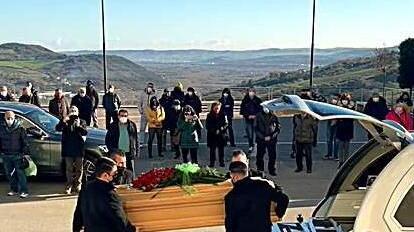 «Una vita in salita finita in tragedia» L’ultimo saluto a Paolo della sua Casoli