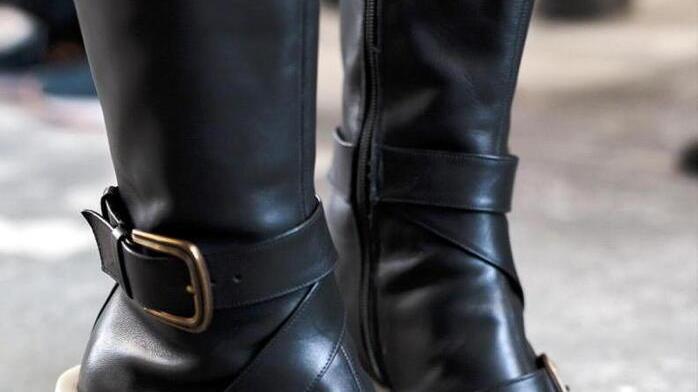 Il marmo di Carrara diventa accessorio per scarpe e borse