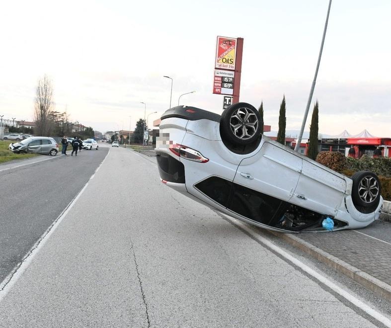 Scontro tra auto in via Roma 