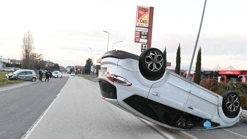 Scontro tra auto in via Roma