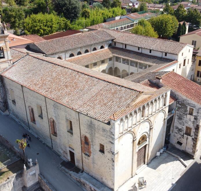 Le tavole urbanistiche esposte nel chiostro di Sant’Agostino
