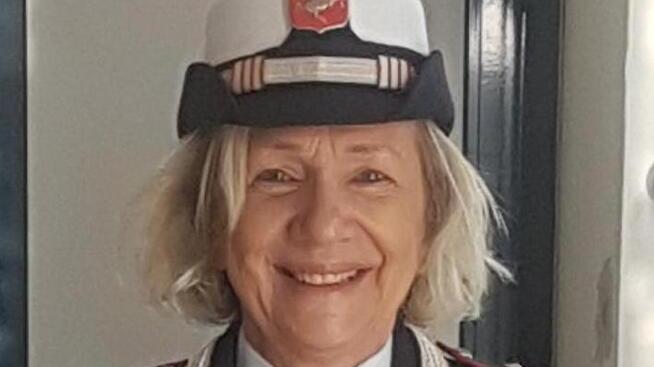 Si chiude sul balcone all’ottavo piano, agente sale sul tetto e la soccorre