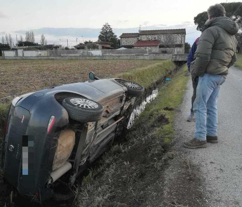 Cede la strada e l’auto finisce nel fosso «Via dello Zizzolo è rovinata da anni» 