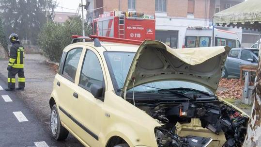 Auto contro un albero Ferita una donna
