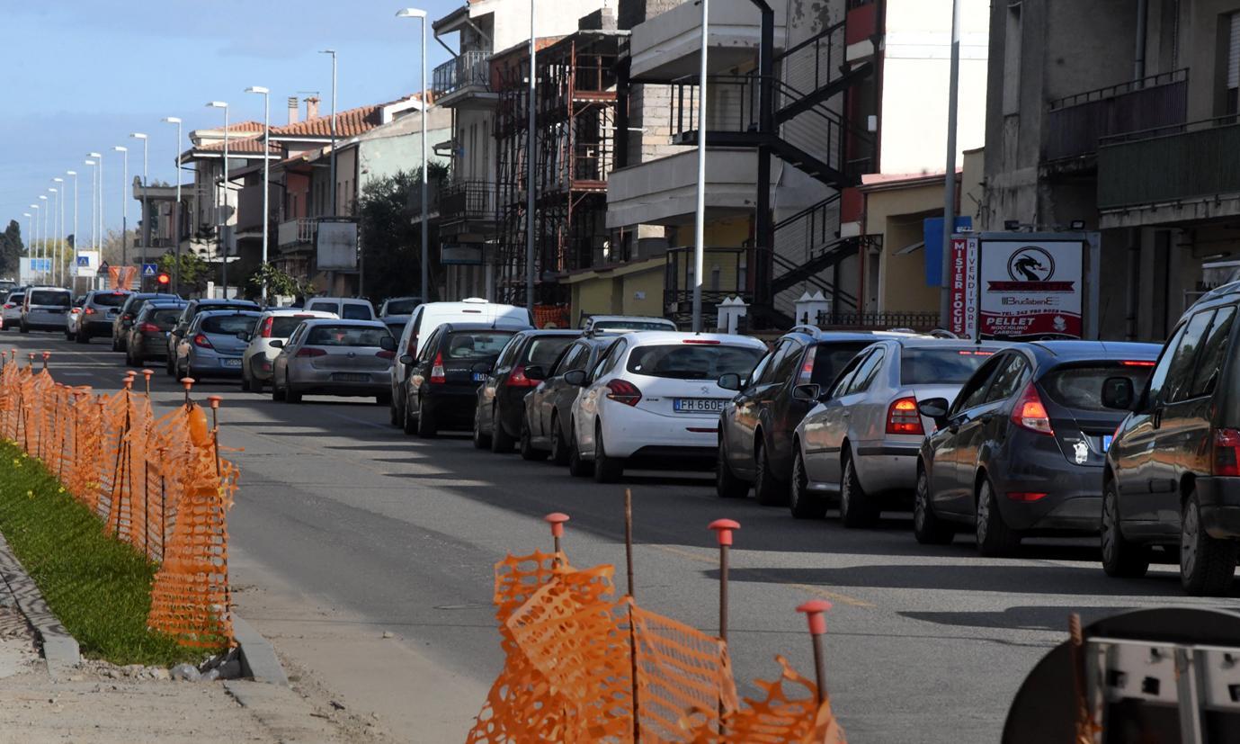 Auto in coda vicino alla rotatoria