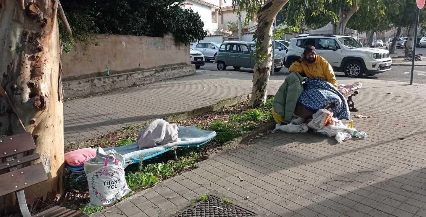 Storia del clochard Nelo una panchina come casa 