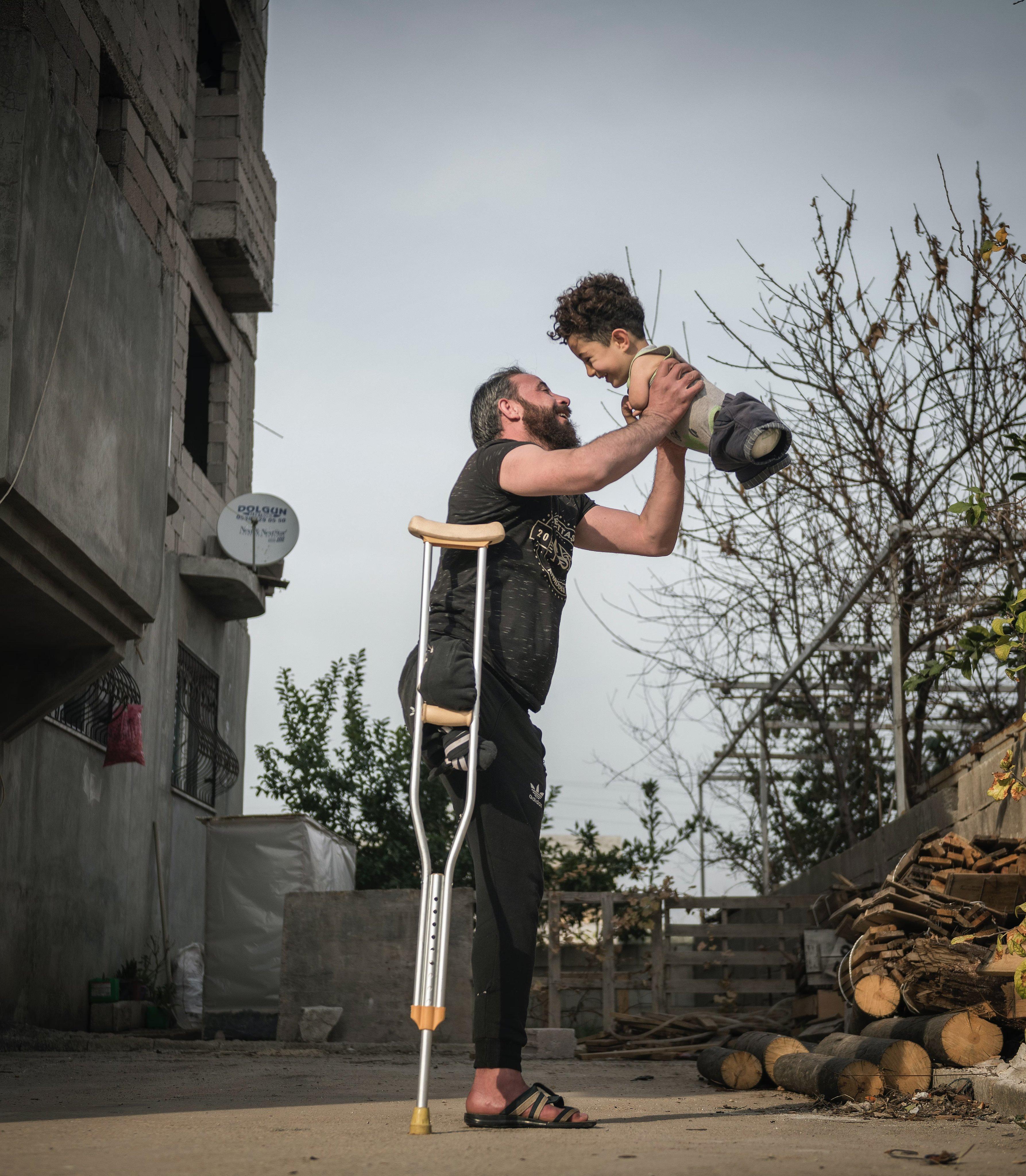 Munzir al-Nazzal e Mustafa, nello scatto simbolo “Hardship of life” del fotografo turco Mehmet Aslan