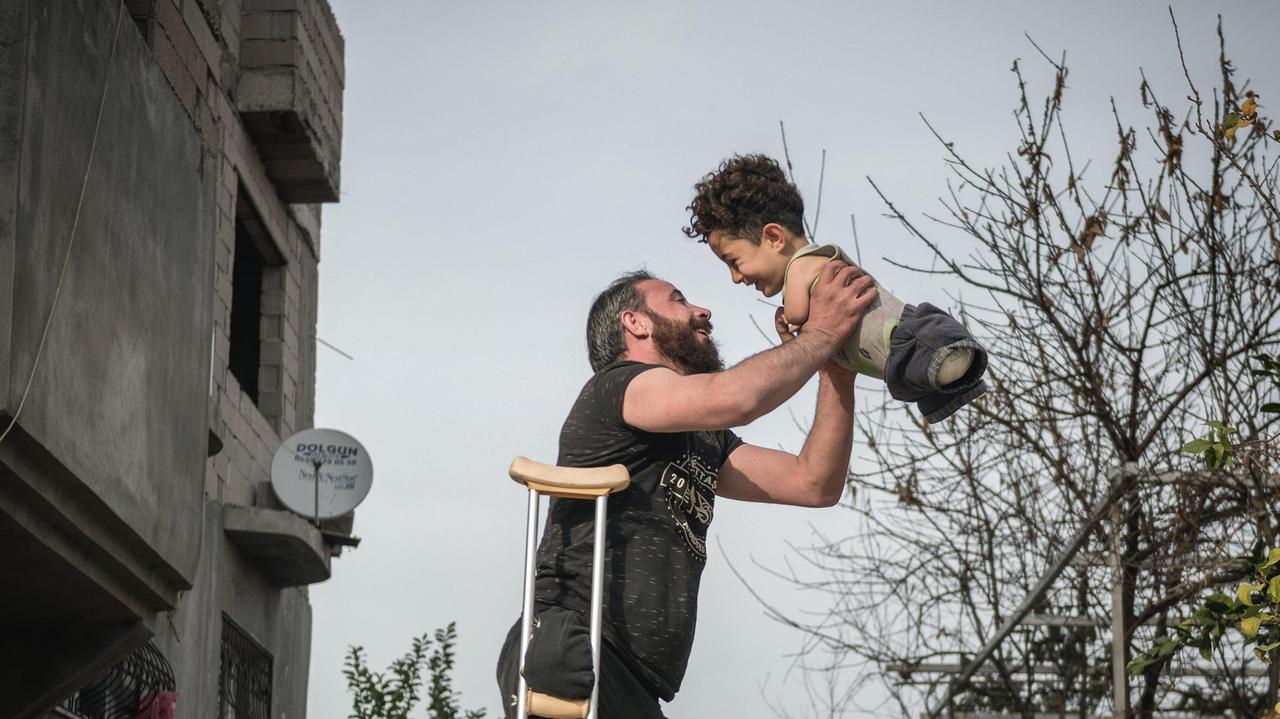 Munzir al-Nazzal e Mustafa, nello scatto simbolo “Hardship of life” del fotografo turco Mehmet Aslan