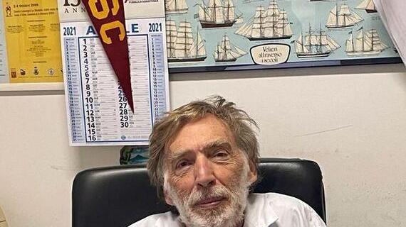 Il dottor Roberto Bigazzi nel suo studio all’11° padiglione