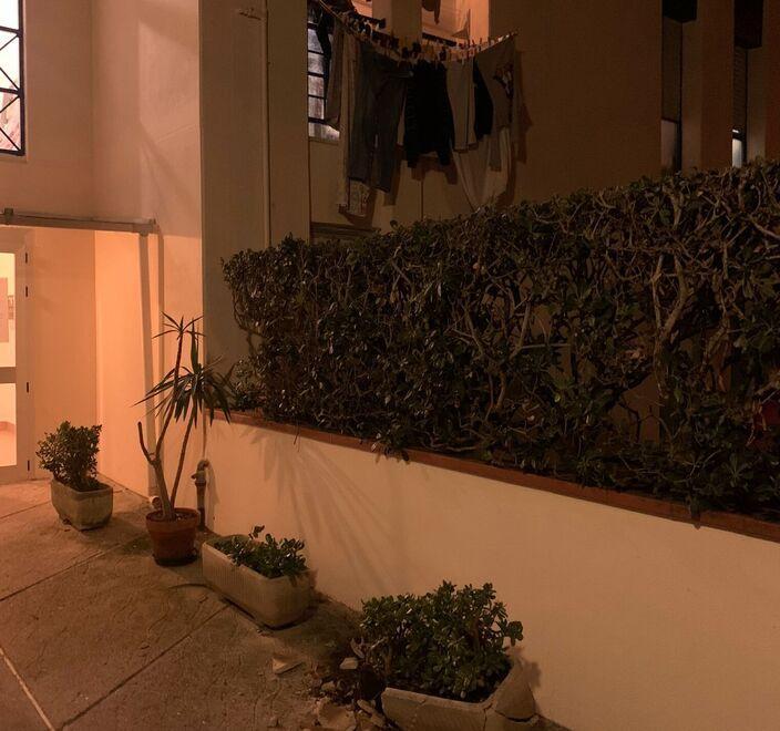Entrano in casa e rubano la cassa con i gioielli. Il propriaterio: «L'hanno gettata dalla finestra»