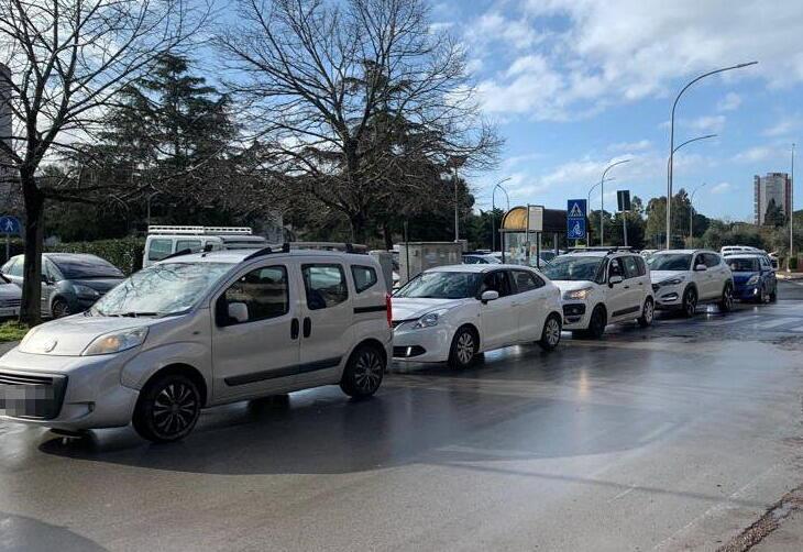 Auto in coda al centro tamponi (foto Giorgio)
