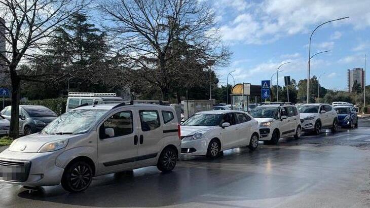Auto in coda al centro tamponi (foto Giorgio)