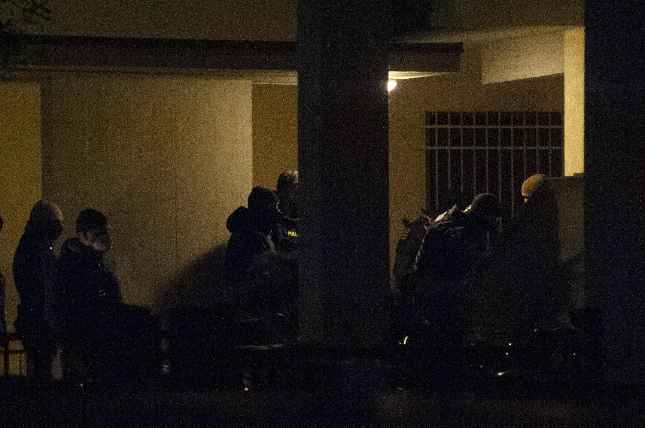 I Nocs si preparano a entrare nell’abitazione del 44enne torrelaghese barricato in casa dopo aver sparato contro i vigili del fuoco