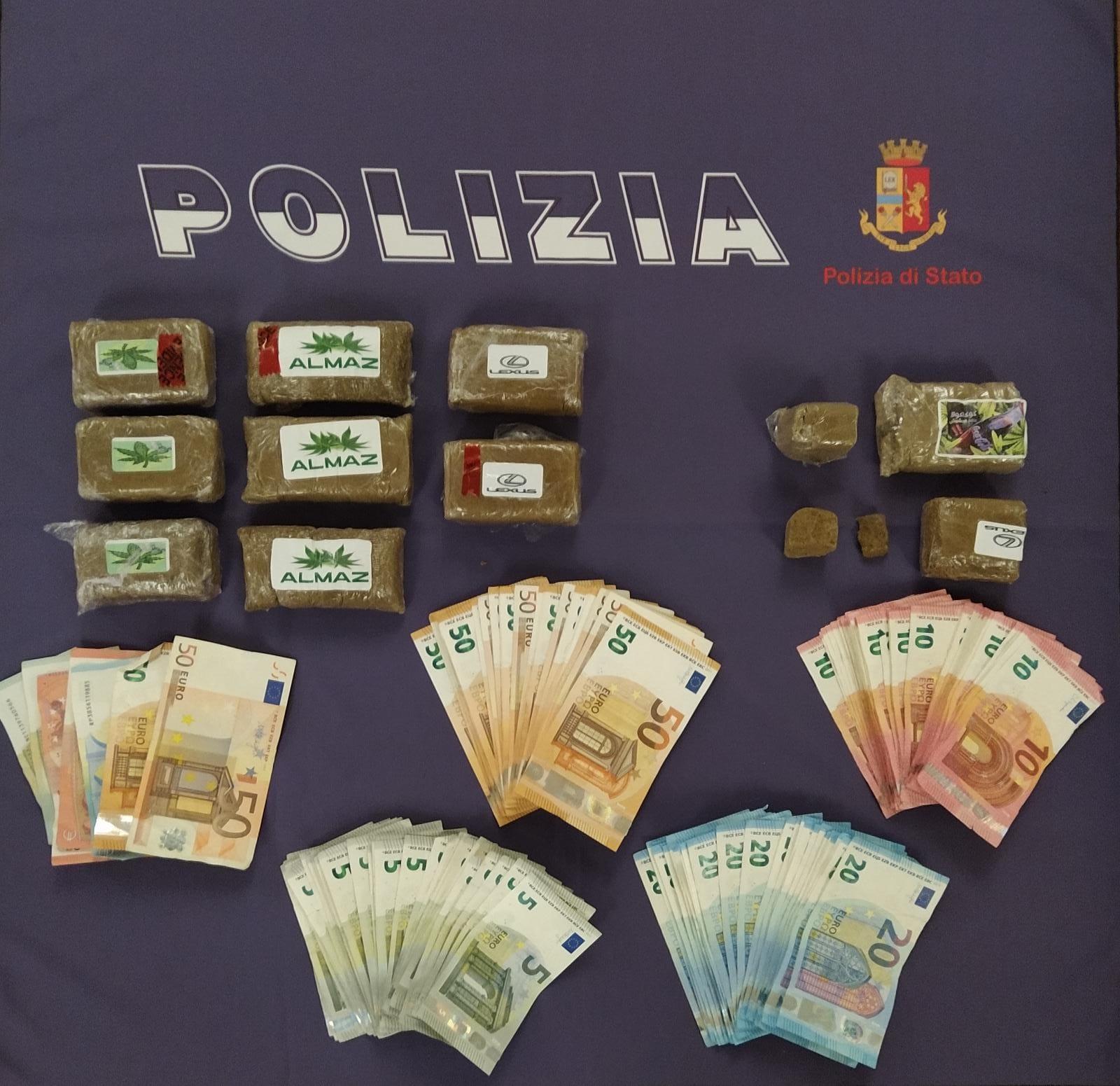 Reggio Emilia, spaccia hascisc davanti alla parrocchia: arrestato
