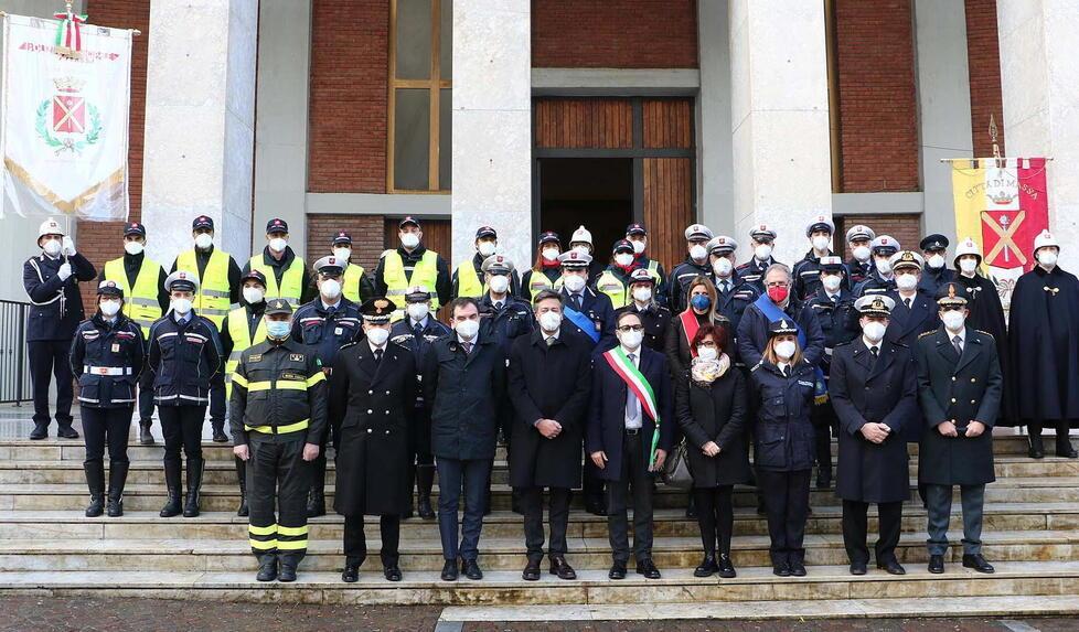 La classica foto di rito con agenti, ufficiali e autorità civili e militari a chiosa della festa per il santo patrono della polizia municipale San Sebastiano