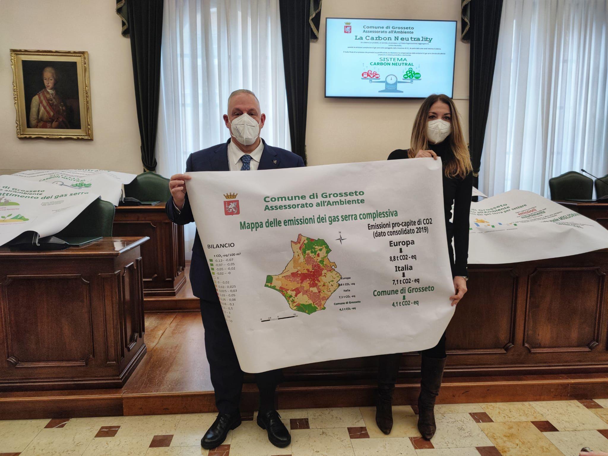 Il sindaco Antonfrancesco Vivarelli Colonna e l'assessora all'ambiente Simona Petrucci mostrano la mappa delle emissioni di gas serra nel territorio comunale di Grosseto