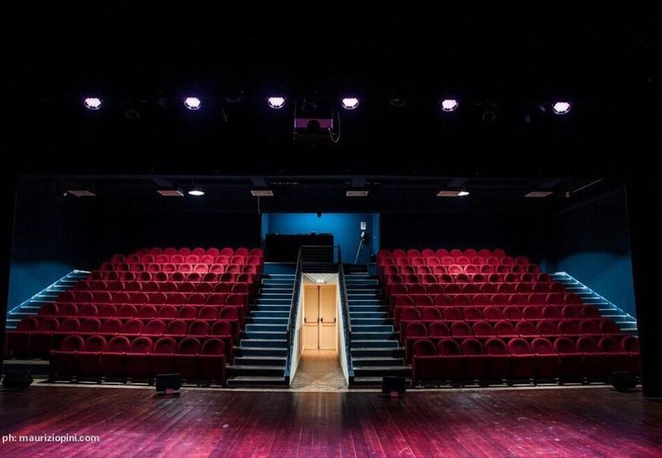 una veduta purtroppo emblematica della situazione in cui si trova il teatro “Buonalaprima”