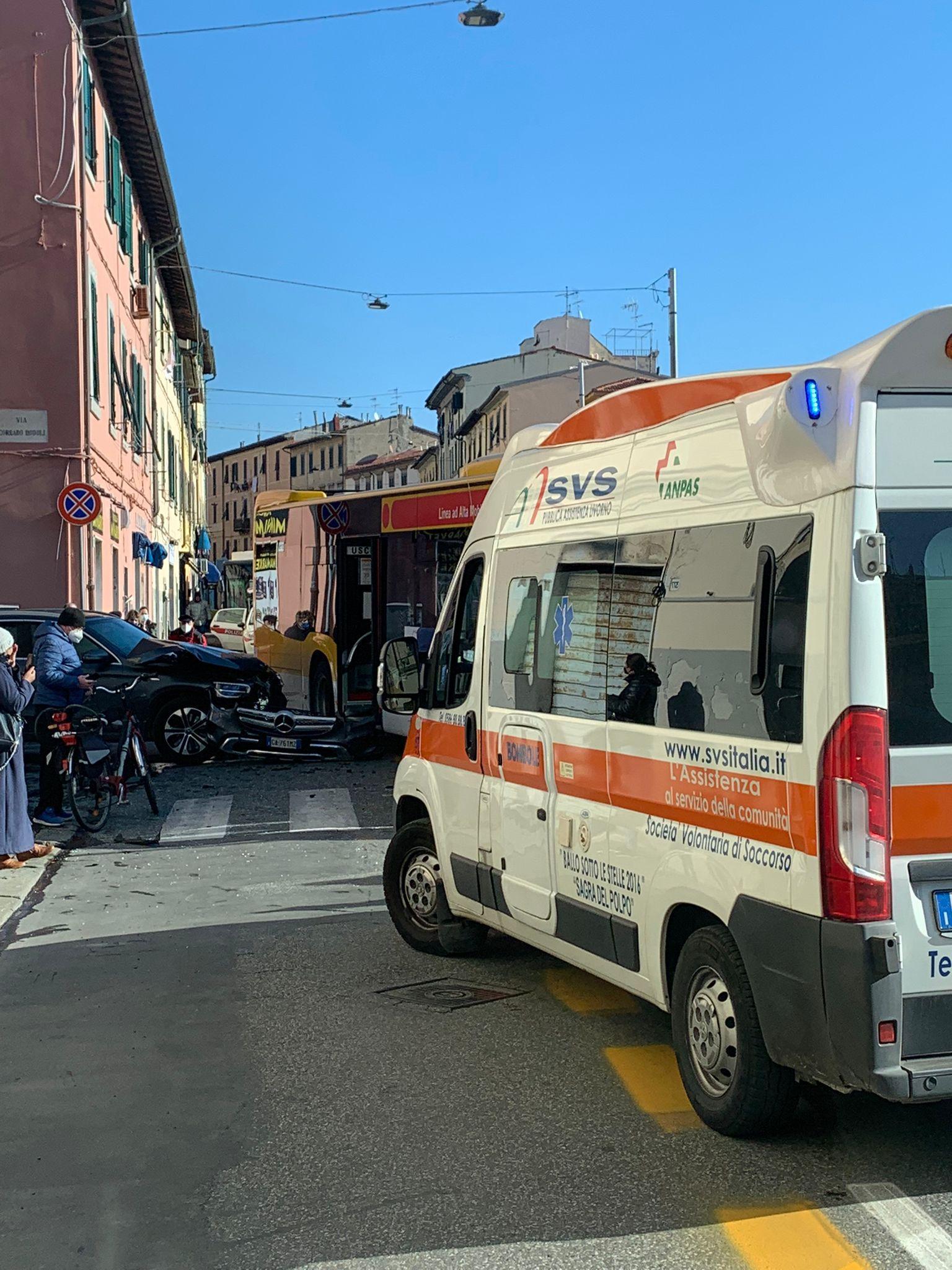 Scontro tra auto e bus in via Garibaldi 