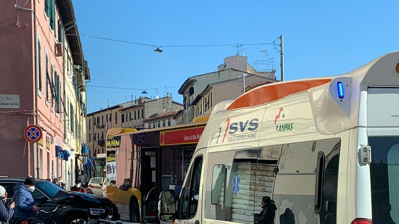 Scontro tra auto e bus in via Garibaldi