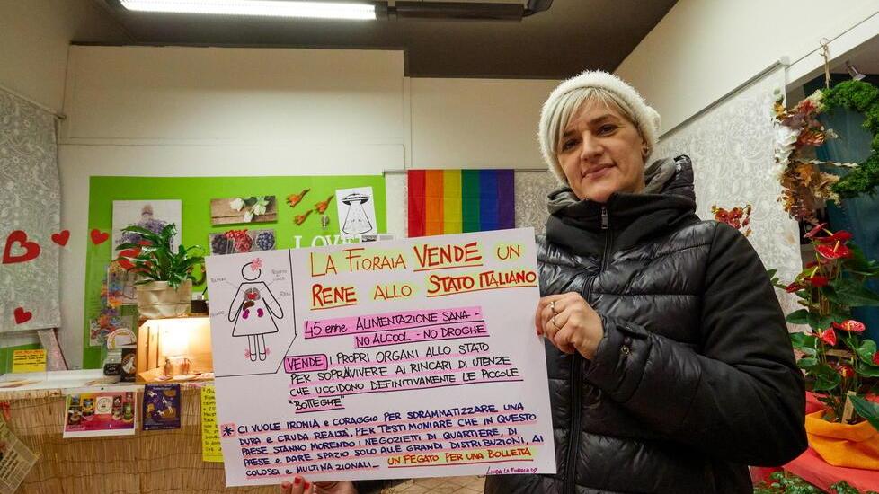 La provocazione della fioraia contro gli aumenti in bolletta: «Vendo un rene allo Stato»
