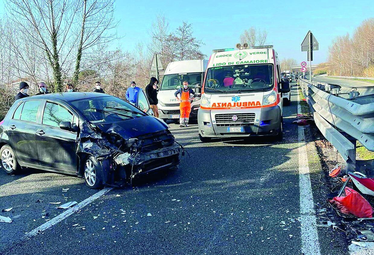 Torre del Lago, va in arresto cardiaco dopo l’incidente stradale: sessantenne salvato 