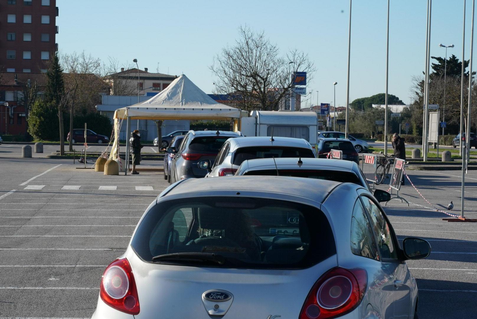 La fila di auto per i tamponi al drive through della Misericordia a Pontedera (foto Franco Silvi)