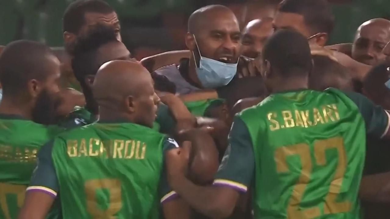 Le Isole Comore festeggiano dopo la vittoria contro il Ghana che è valsa il passaggio agli ottavi di finale (Foto Eurosport Tv)