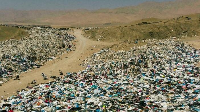 Nel deserto di Atacama in Cile la discarica dei capi fast fashion