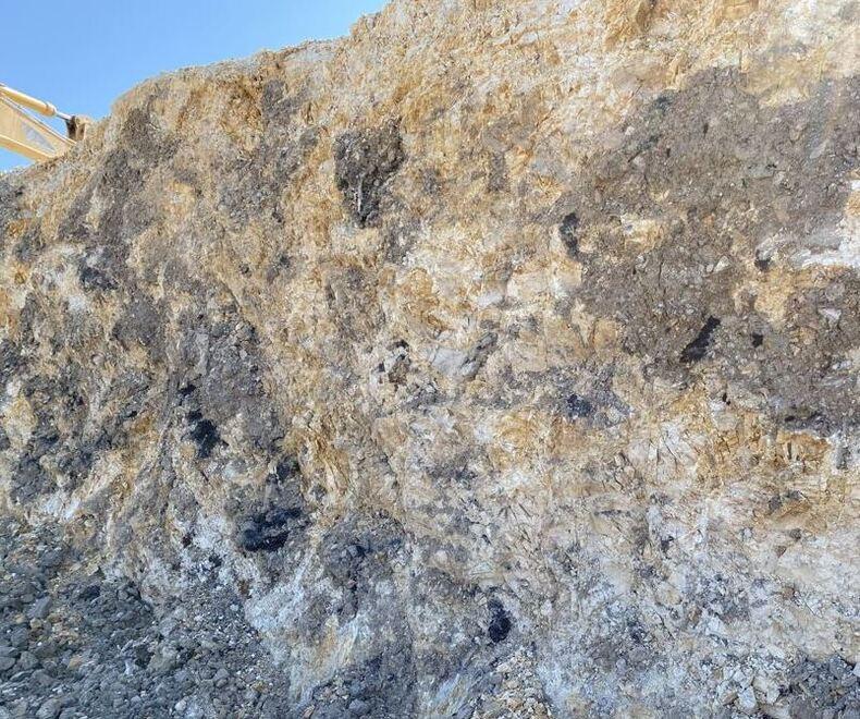 Legambiente denuncia: «Catrame e rifiuti nella cava di Crocetta» 