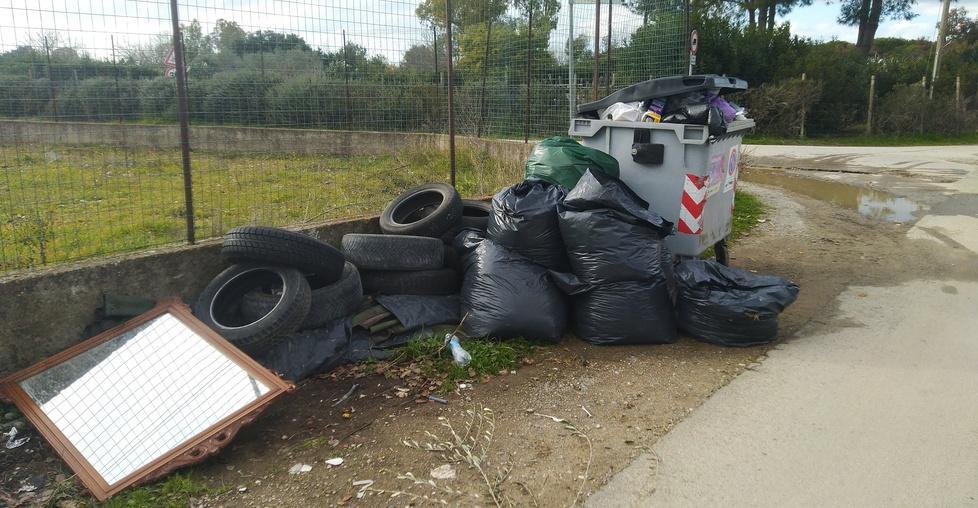Nove pneumatici tra i sacchi neri
