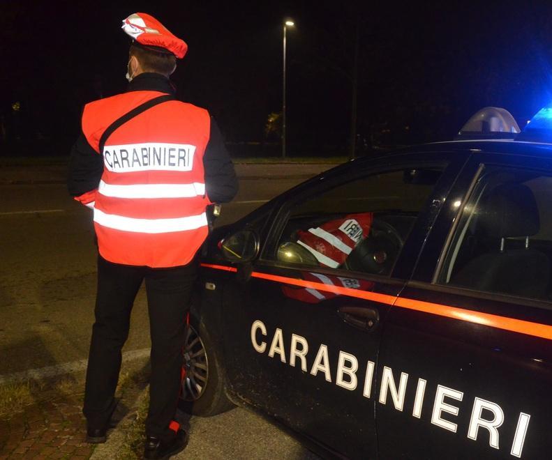Finge di essere investito e se la prende con tutti: carabinieri aggrediti 