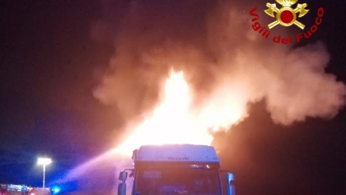 Vigili del fuoco mobilitati fino all’alba per l’incendio di un autoarticolato