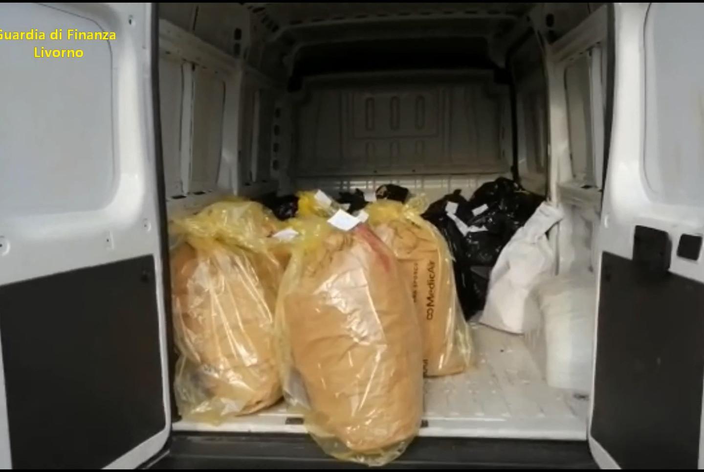 Tre quintali di cannabis sativa nel furgone partito da Olbia