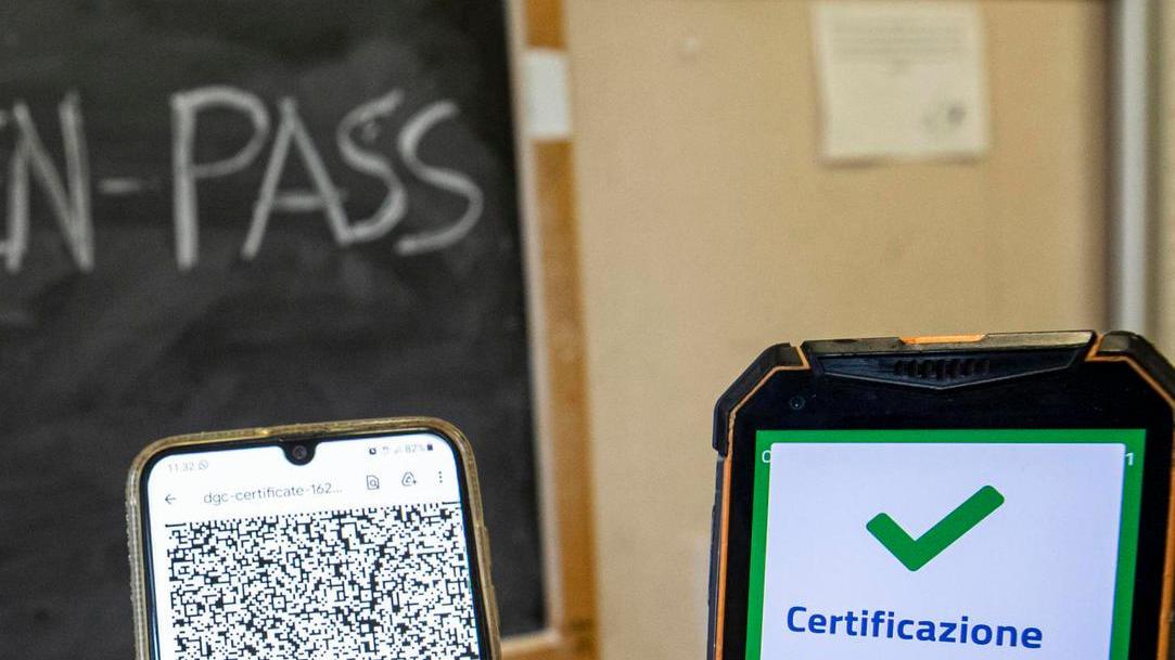 Senza pass solo servizi e attività essenziali