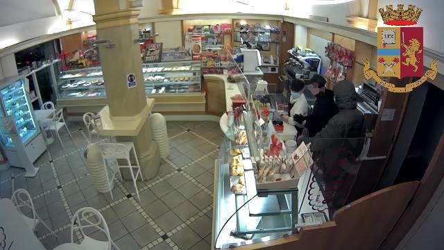 Rapinano il bar a Querceta, ma quando escono trovano gli agenti fermi al semaforo 