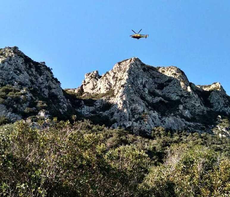 Precipita per 10 metri lungo la roccia, è salvo 